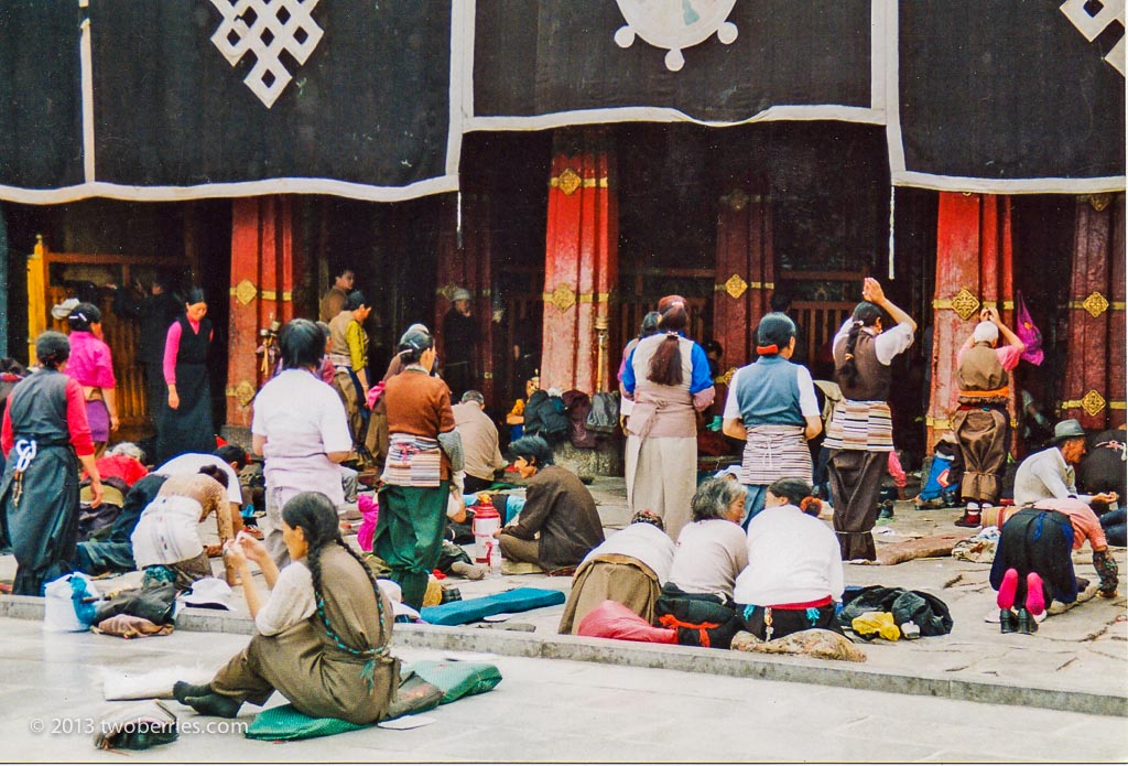 Pilgrims at the entrance of the Jokang