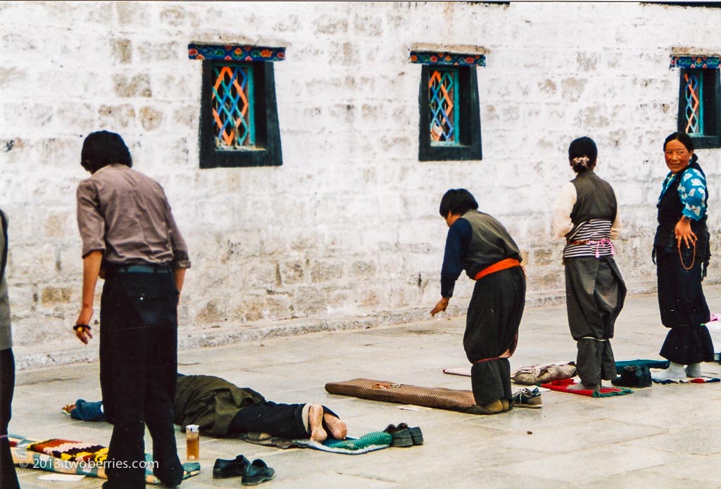 Pilgrims praying at outside the Jokang