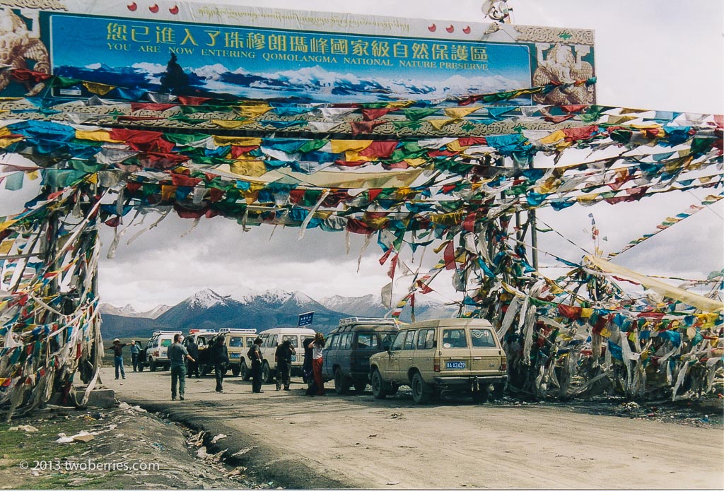Entrance to the Qomolangma National Nature Reserve at the summit of the Gyatso La (5220 metres)